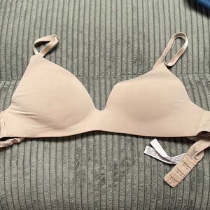 Wireless nude Victoria’s Secret 32B bra